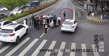 男子瓜被撞倒后吃瓜跳楼,男子被撞倒后吃瓜跳楼，引发社会关注与反思